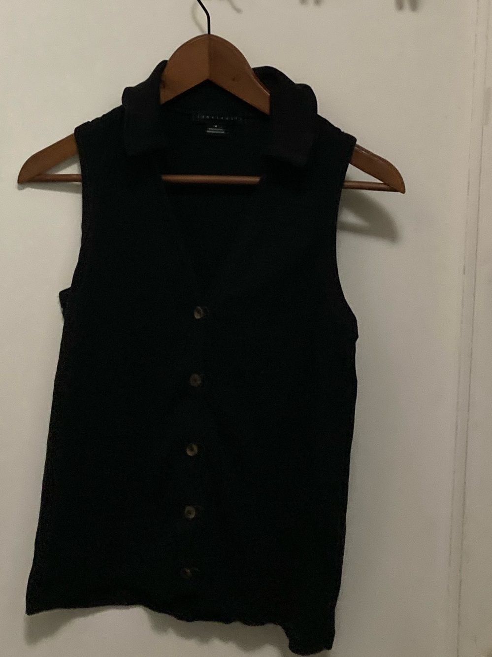 Sanctuary medium black collar sleeveless button down top
